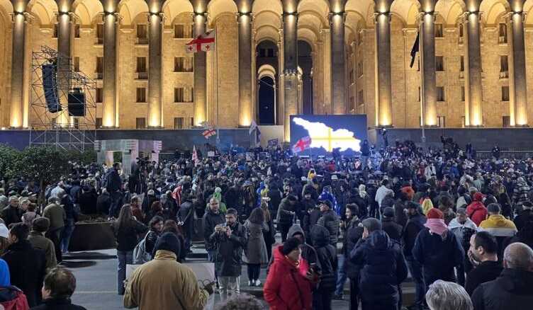 Тбилиси охватили протесты: оппозиция перекрыла центр города с флагами Евросоюза