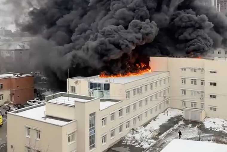 В Екатеринбурге горит поликлиника №2, пожар охватил крышу здания