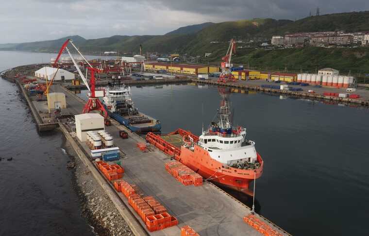 Разлив нефтепродуктов зафиксировали в морском порту на Сахалине
