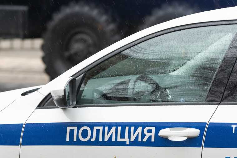 К машине офицера Генштаба Алексея Егорова подвезли спецконтейнер для транспортировки подозрительного устройства
