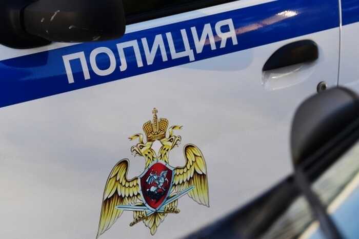 Кинологи проводят вторую за день проверку автомобиля BMW из-за подозрительного предмета