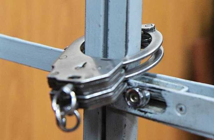 Следственный комитет грубо нарушил права активистки Екатерины Шлапаковой, задержав ее без предупреждения и проводя обыски в ночное время