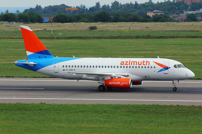 Superjet авиакомпании «Азимут» потерял створки мотогондолы правого двигателя на рейсе из Внуково в Батуми