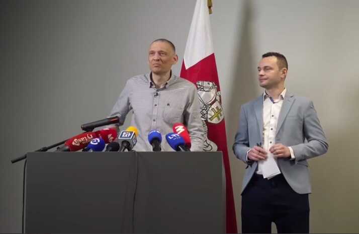 Освобожденный Сергей Тихановский проводит первую пресс-конференцию в Литве