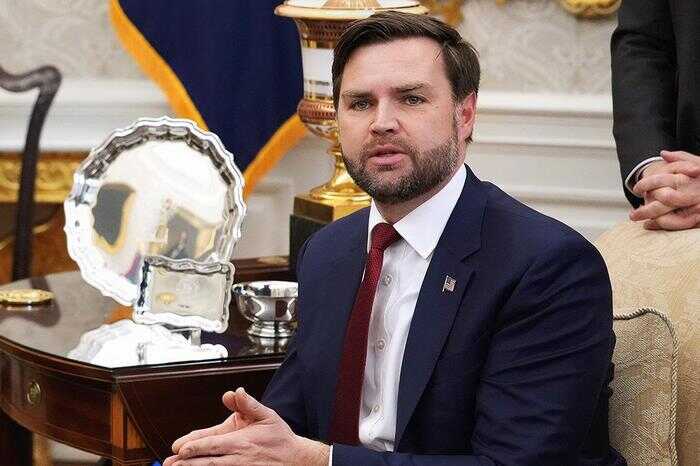 Вице-президент США в резкой манере ответил оппонентам на митинге