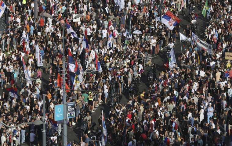 Студенты и оппозиция проводят акцию протеста на площади Славия в Белграде
