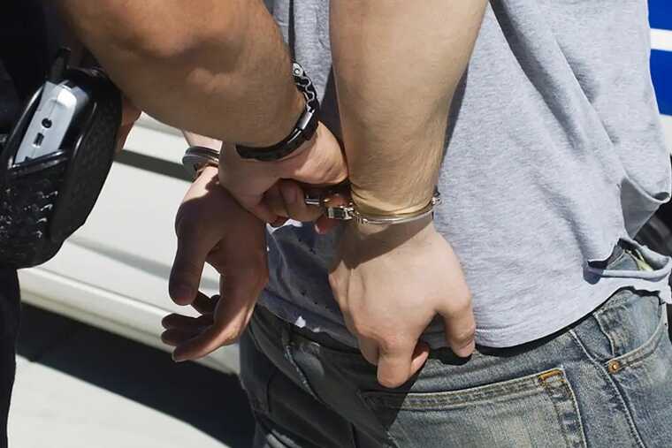 У стен Госдумы задержали мужчину с плакатом против закона о запрете поиска экстремистской информации