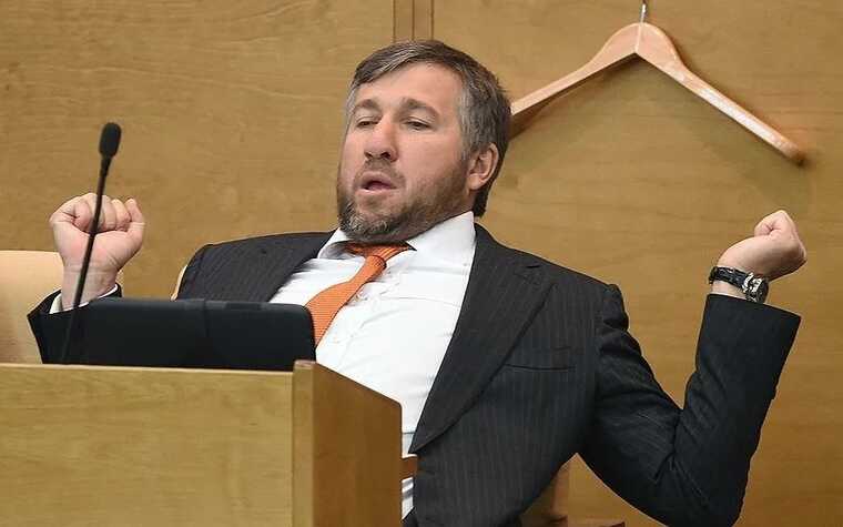 Избиратели требуют отставки депутата Григория Аникеева из-за скандала с зарубежной недвижимостью и коррупцией