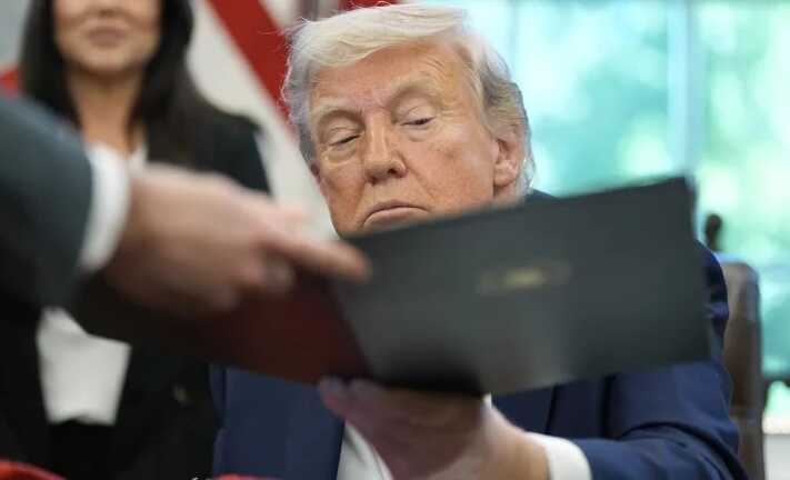 Трамп требует исключительного права определять санкционную политику США в отношении России
